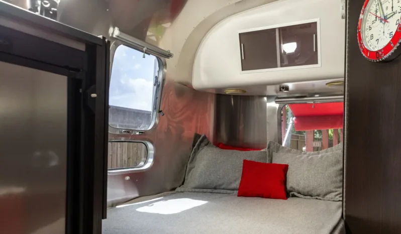 
								2010 Airstream 19CNB Victorinox Edition full									