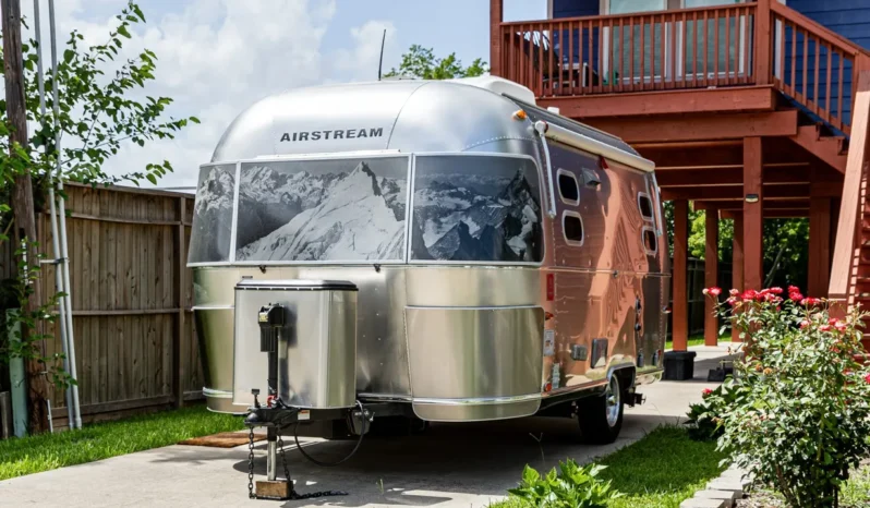 
								2010 Airstream 19CNB Victorinox Edition full									