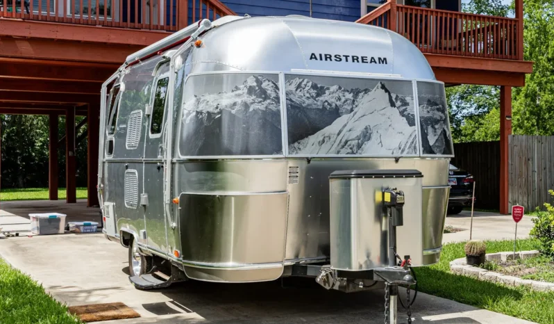 
								2010 Airstream 19CNB Victorinox Edition full									