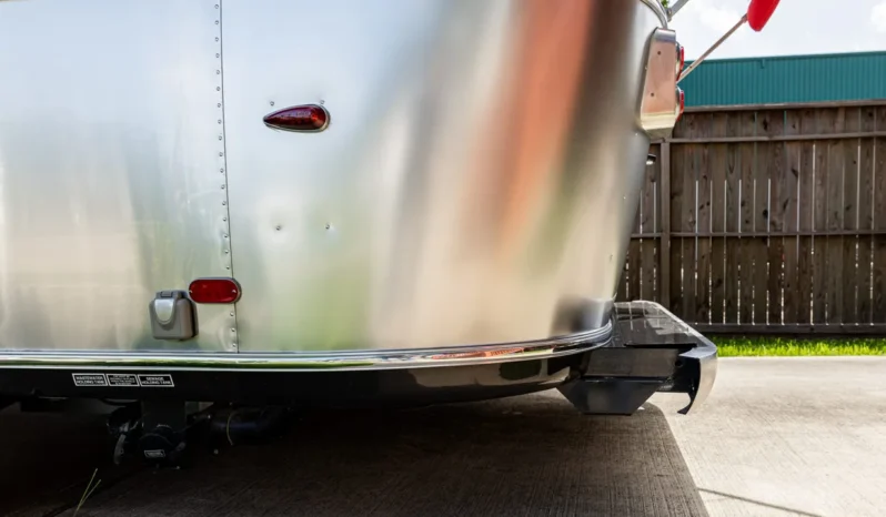 
								2010 Airstream 19CNB Victorinox Edition full									