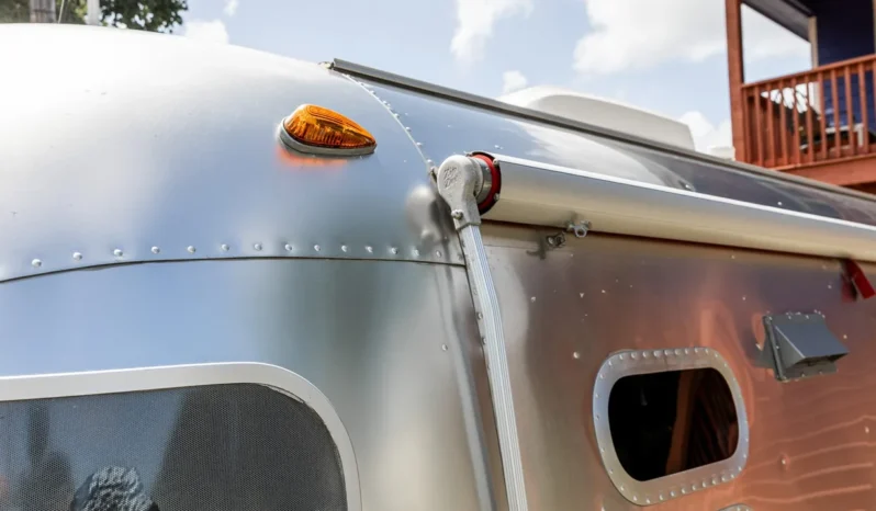 
								2010 Airstream 19CNB Victorinox Edition full									