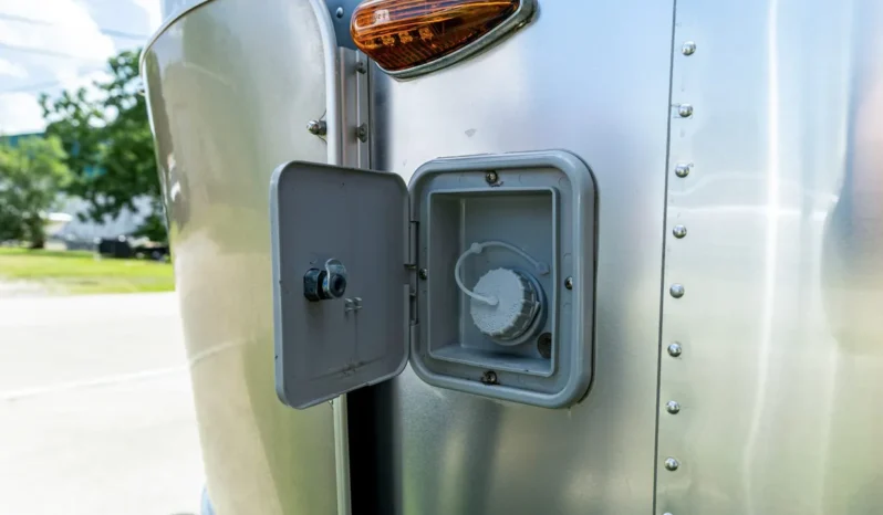 
								2010 Airstream 19CNB Victorinox Edition full									