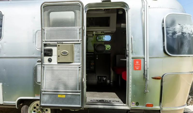 
								2010 Airstream 19CNB Victorinox Edition full									
