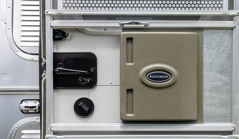 
								2010 Airstream 19CNB Victorinox Edition full									