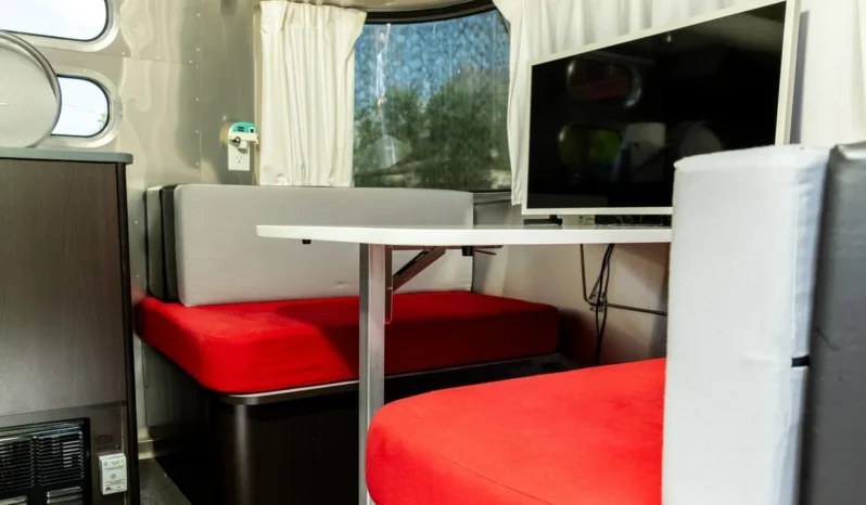 
								2010 Airstream 19CNB Victorinox Edition full									