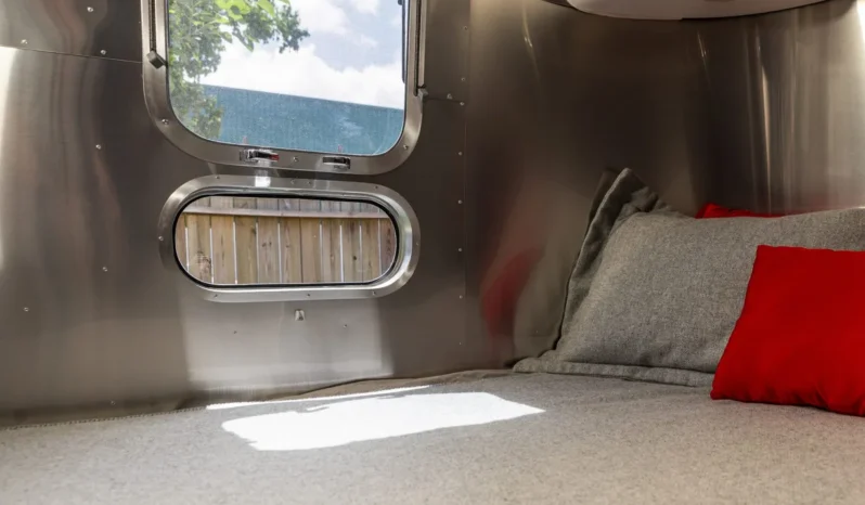 
								2010 Airstream 19CNB Victorinox Edition full									