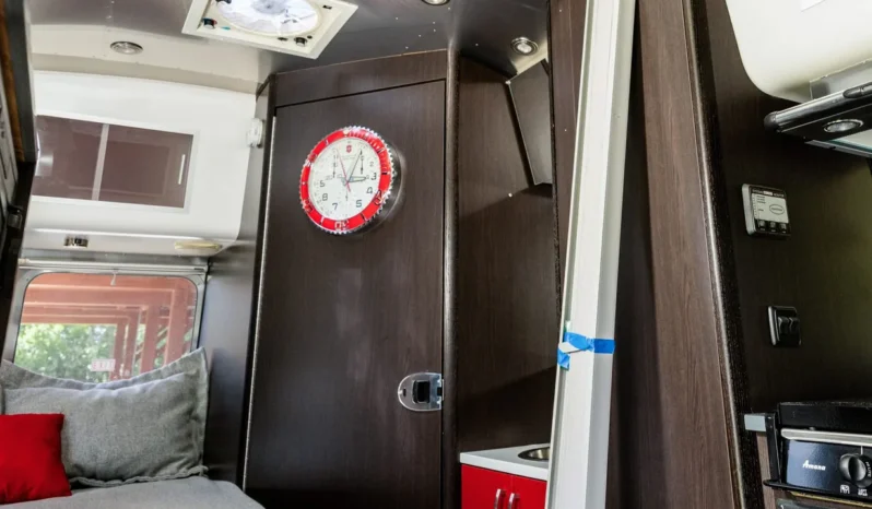 
								2010 Airstream 19CNB Victorinox Edition full									