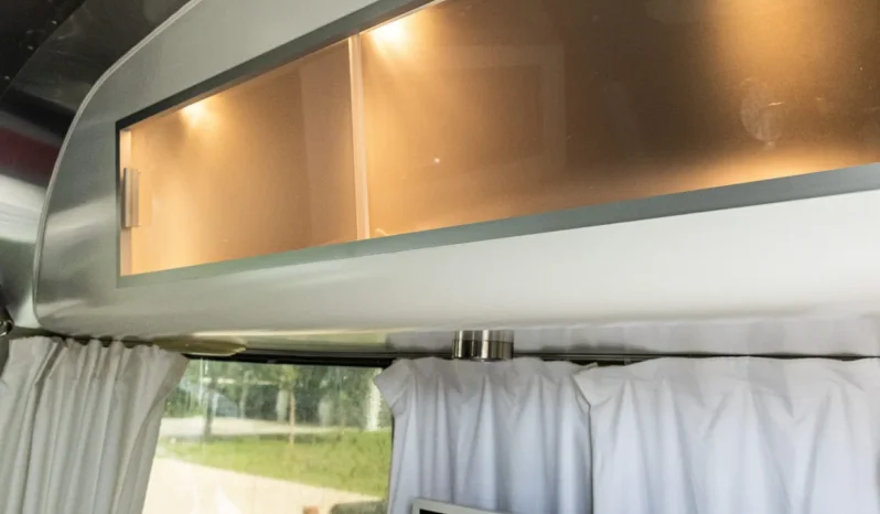 
								2010 Airstream 19CNB Victorinox Edition full									