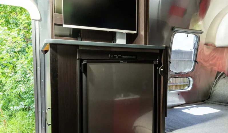 
								2010 Airstream 19CNB Victorinox Edition full									