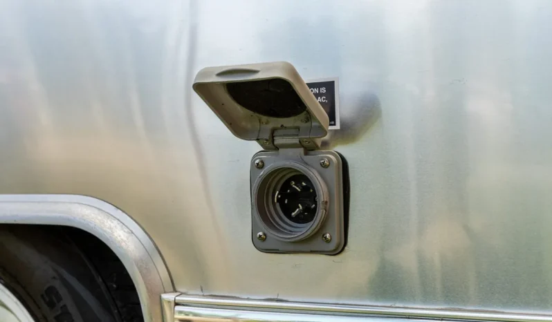
								2010 Airstream 19CNB Victorinox Edition full									